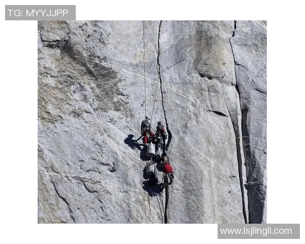 成都攀岩队的防反策略解析与攀岩热点探讨