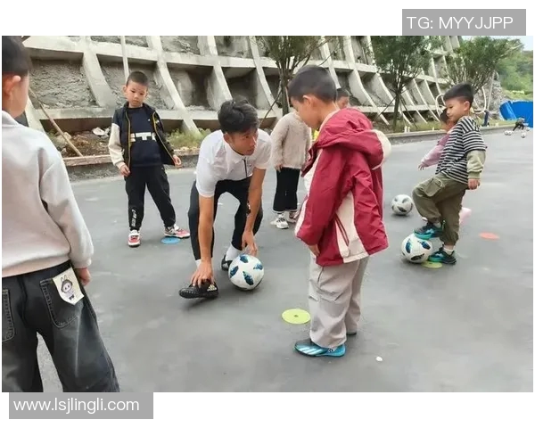 从小梦想起步世界足球明星的童年训练故事揭秘 从小梦想起步世界足球明星的童年训练故事揭秘